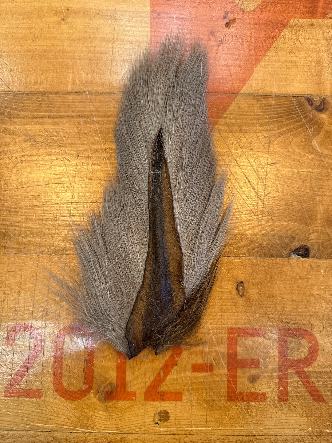Grey salt-and-pepper deer tail for fishing flies