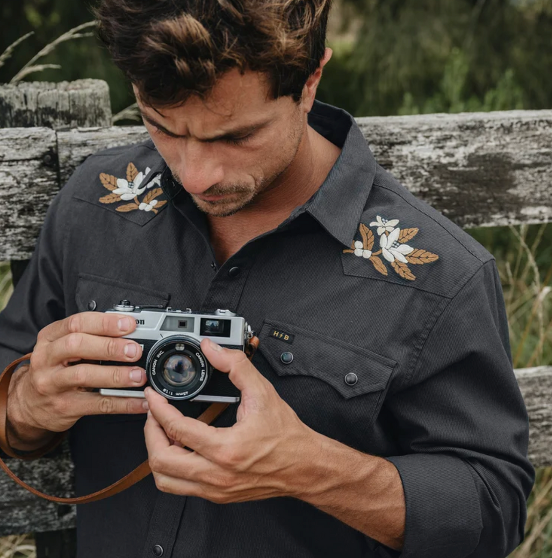 Howler Bros- Crosscut Deluxe Snapshirt - Orange Blossoms : Antique Black