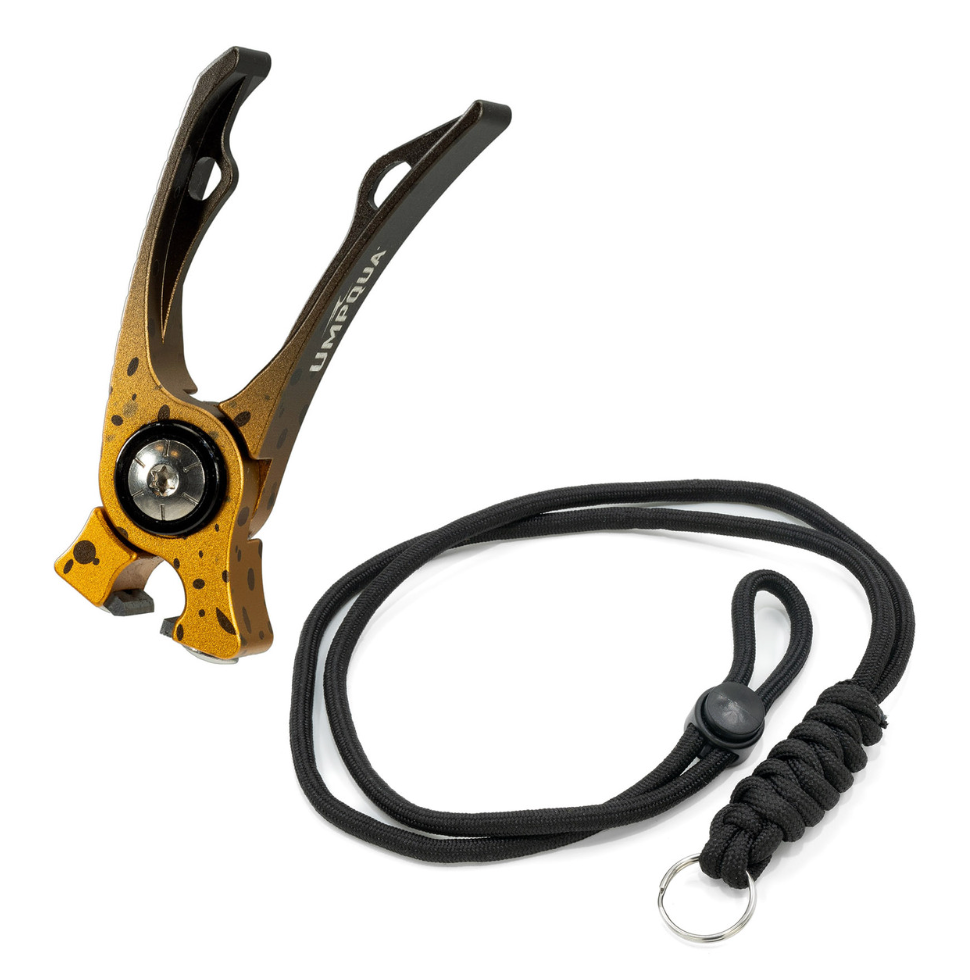 Umpqua fishing nippers with adjustable black retractable lanyard